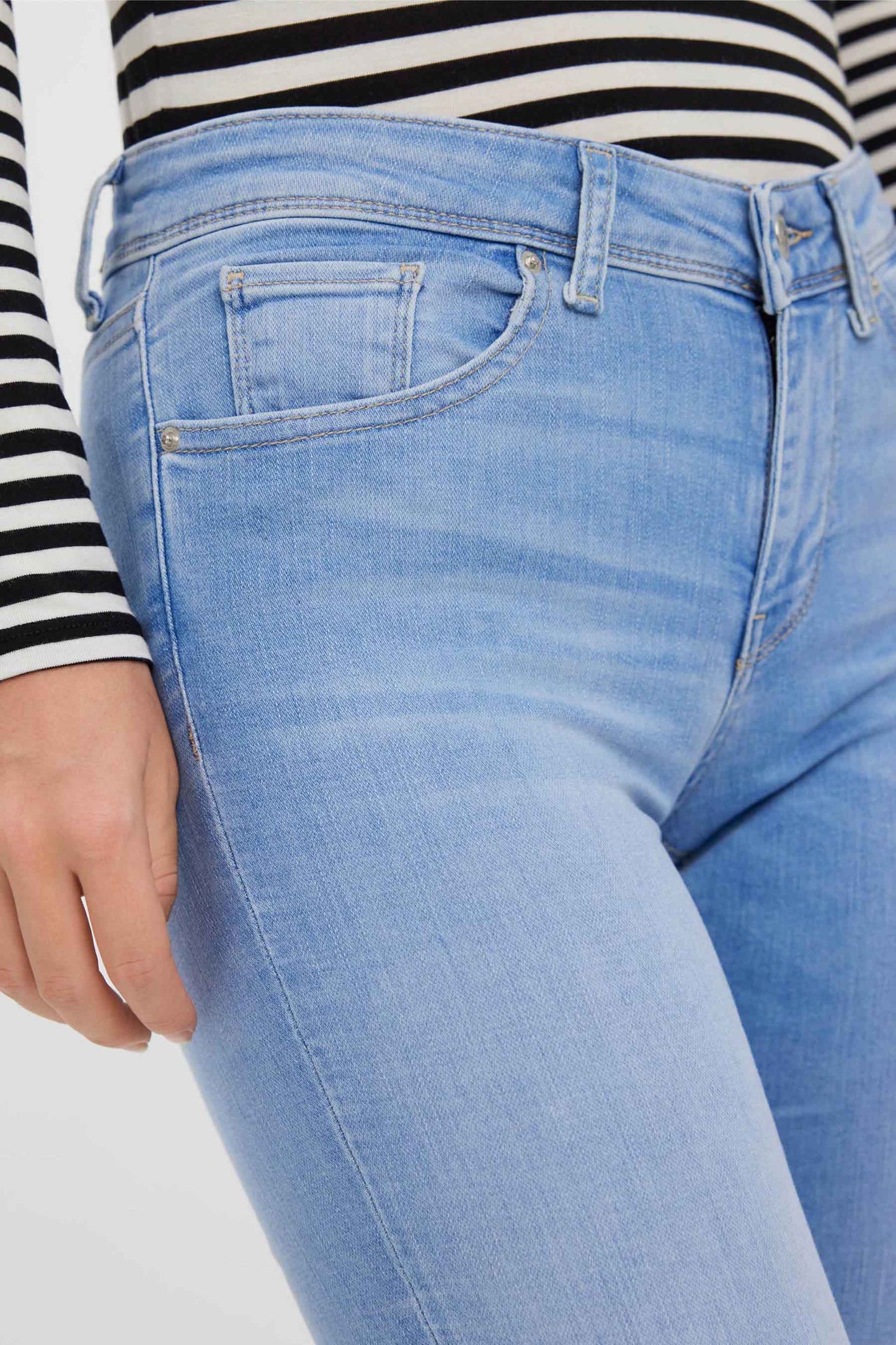 "LUX - Lichtblauwe Denim" can be rewritten as "LUX - Denim in Lichtblauw" or "LUX - Lichtblauwe Jeans".