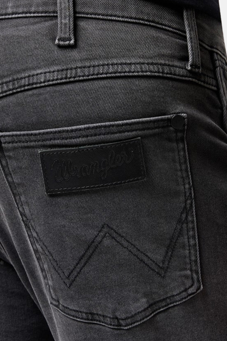 Wrangler® Donkergrijze Tapered Jeans van Denim