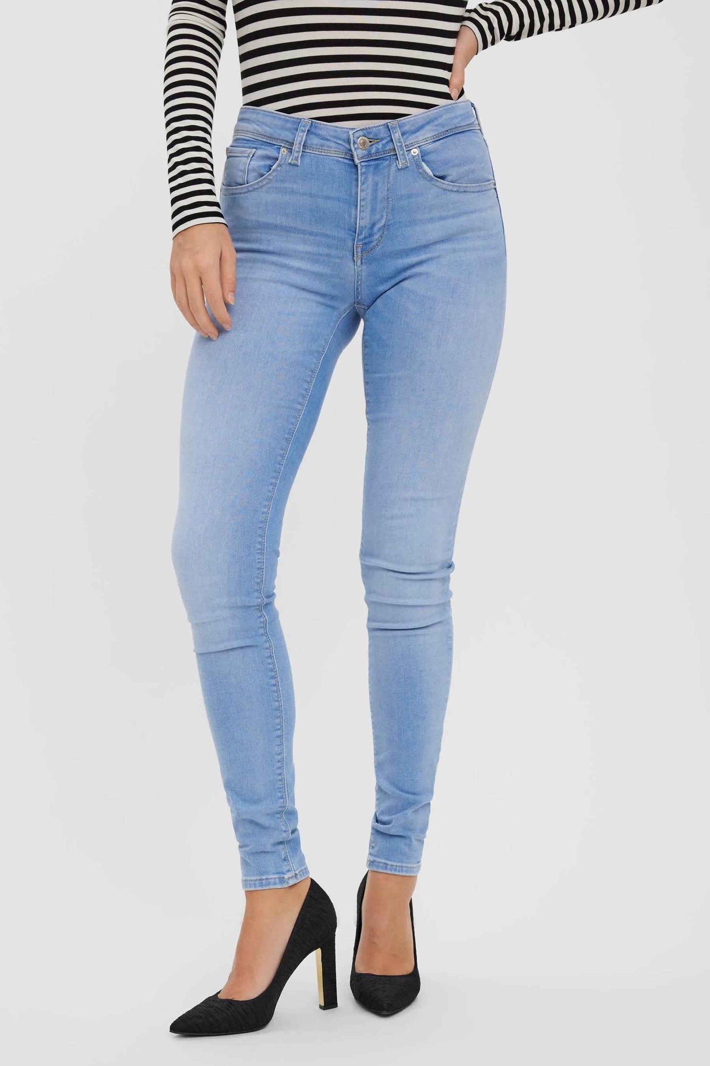 "LUX - Lichtblauwe Denim" can be rewritten as "LUX - Denim in Lichtblauw" or "LUX - Lichtblauwe Jeans".