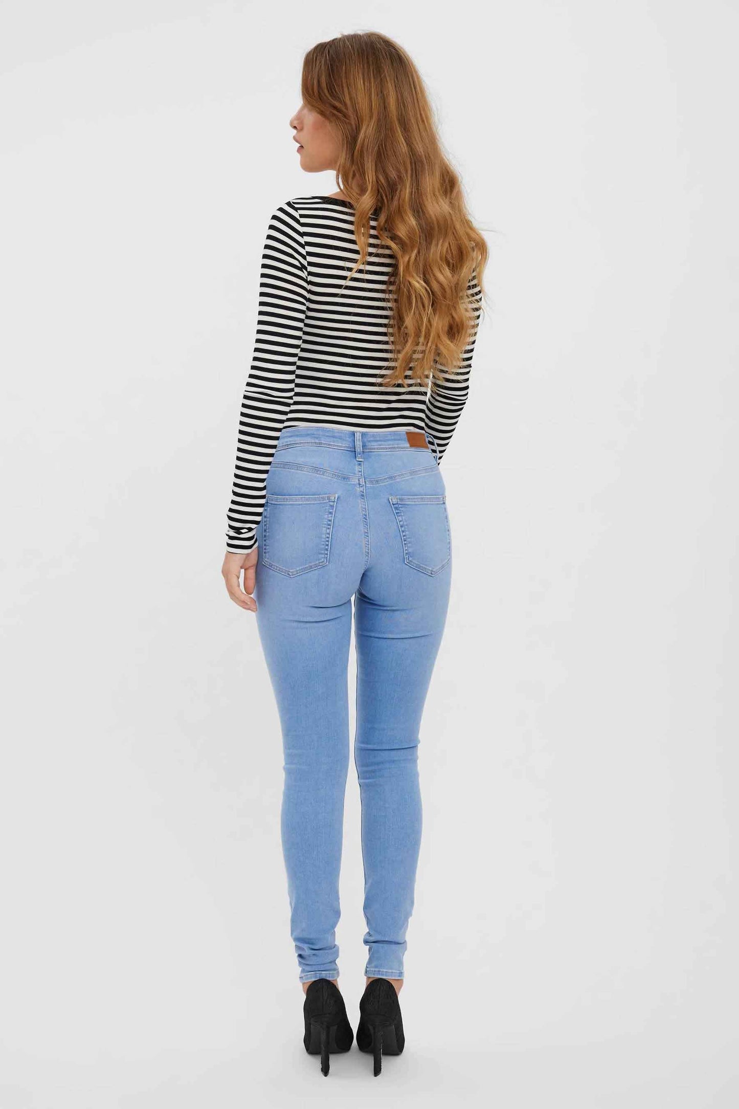 "LUX - Lichtblauwe Denim" can be rewritten as "LUX - Denim in Lichtblauw" or "LUX - Lichtblauwe Jeans".