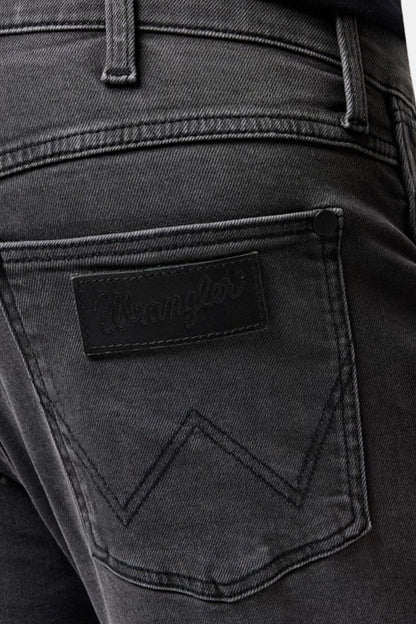 Wrangler® Donkergrijze Tapered Jeans van Denim